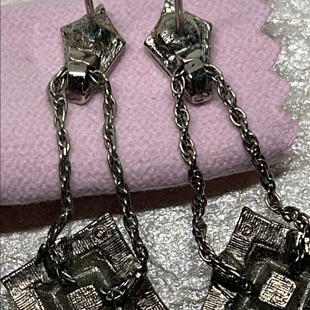 Avon vintage Purple square  and gunmetal pierced Dangle Earrings - Picture 9 of 12